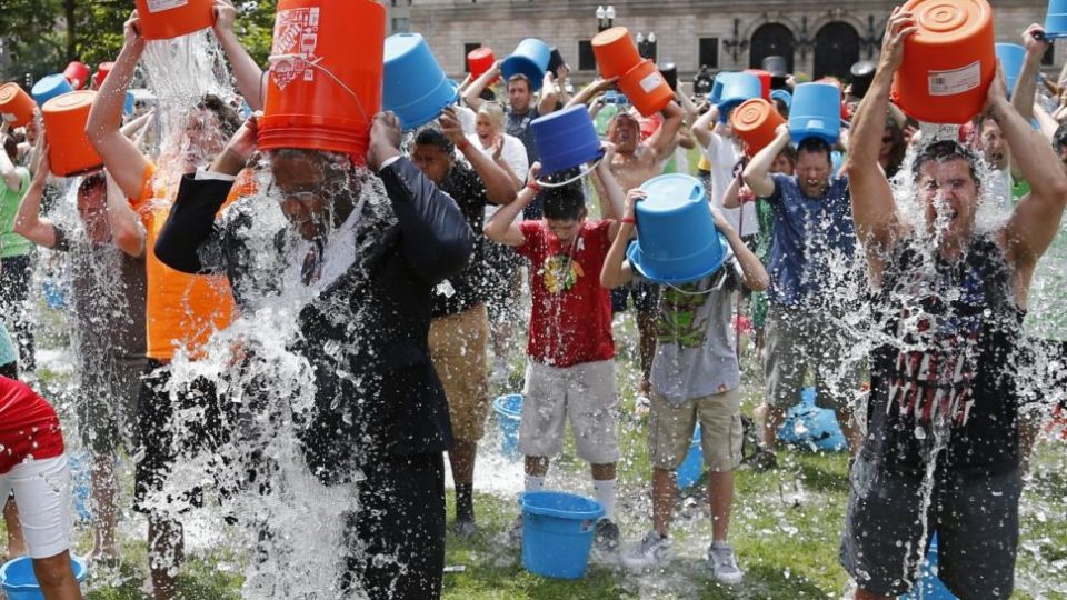 Ice Bucket Challenge: viralità e beneficenza sui Social