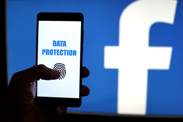 Privacy: Facebook condivide i dati con i produttori di smartphone