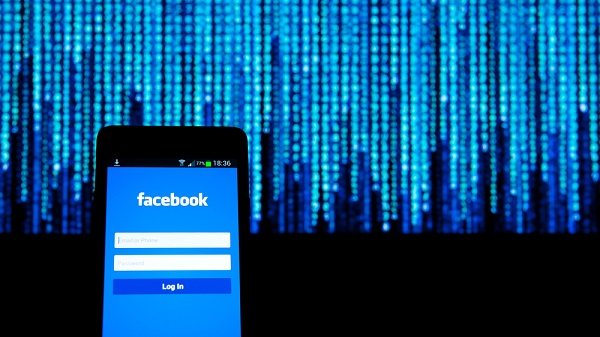Facebook: 30 applicazioni per Android inviano dati senza consenso